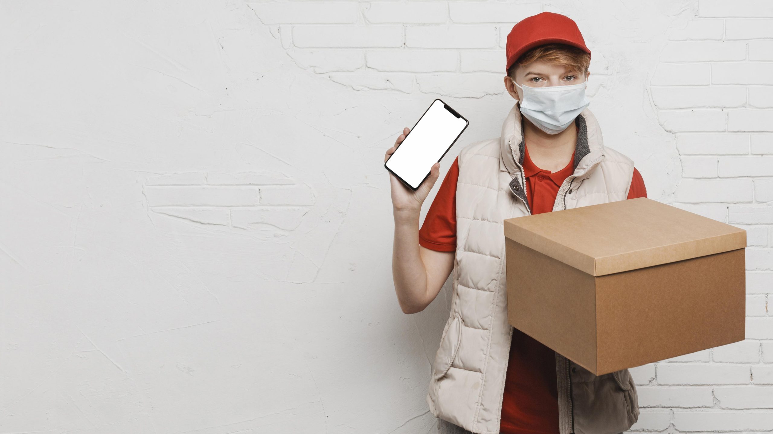 chico de tiro medio con caja y telefono scaled